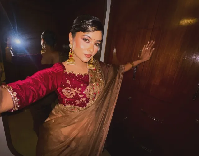 দেশীয় ডিজাইনার সাফিয়া সাথীর জমকালো শাড়িতে টয়া ঐতিহ্য ও আধুনিকতার মেলবন্ধন ঘটিয়েছেন।