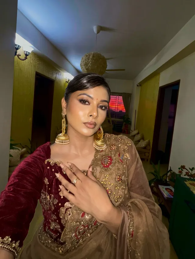 ভারী সোনালি ঝুমকা ও ন্যুড মেকআপে টয়া সেজেছেন আকর্ষণীয় রূপে।