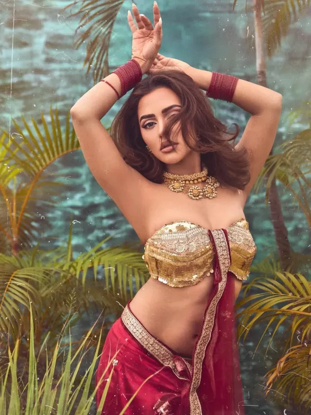 নুসরাত ফারিয়ার জন্মদিনে পৌরাণিক সাজে অনবদ্য রূপ