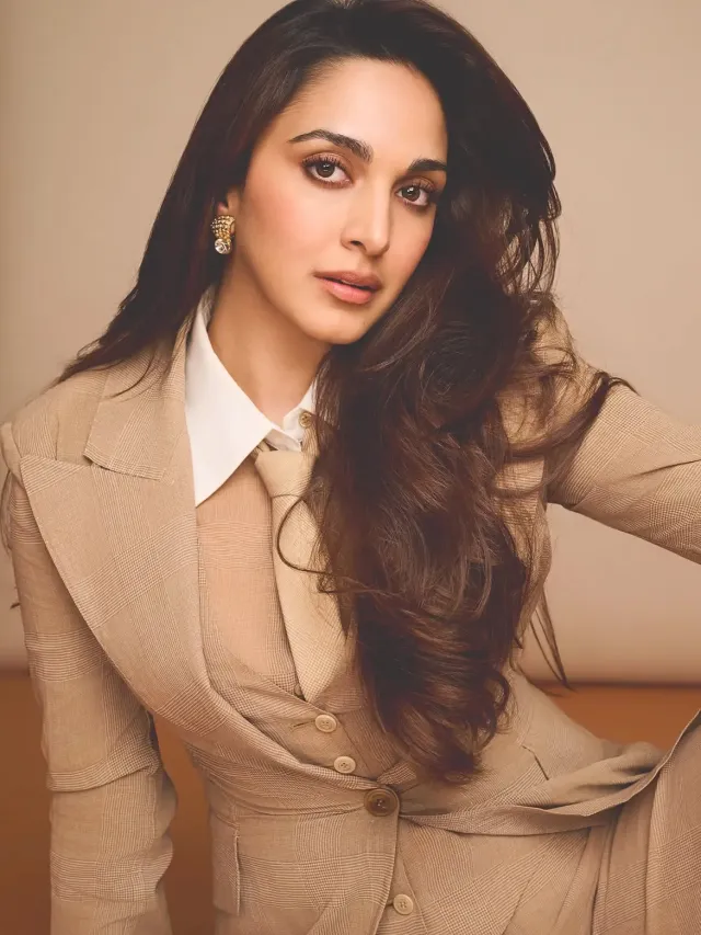 স্যুটের আকর্ষণীয় অংশ ছিল গভীর ভি-নেকলাইনের স্ট্রাকচার্ড ওয়েস্টকোট।