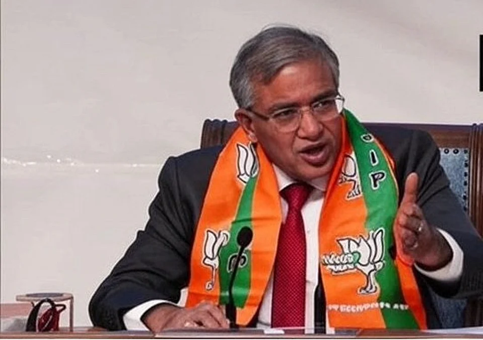 অভ্যন্তরীণ দ্বন্দ্ব নিয়ে ভারতের নির্বাচন কমিশন বিরোধীদের আক্রমণের মুখে