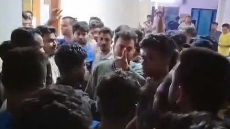 এনসিপি নেতার থানায় ইট খুলে নেওয়ার হুমকি: হামলার পর দলের কর্মীর ওপর আবার হামলা হলে ব্যবস্থা নেওয়ার হুঁশিয়ারি