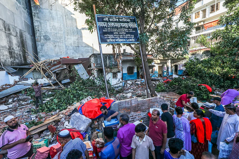 রাজধানীর স্বাস্থ্যকেন্দ্রে মধ্যরাতে হামলা, ভাঙচুর ও লুটপাট