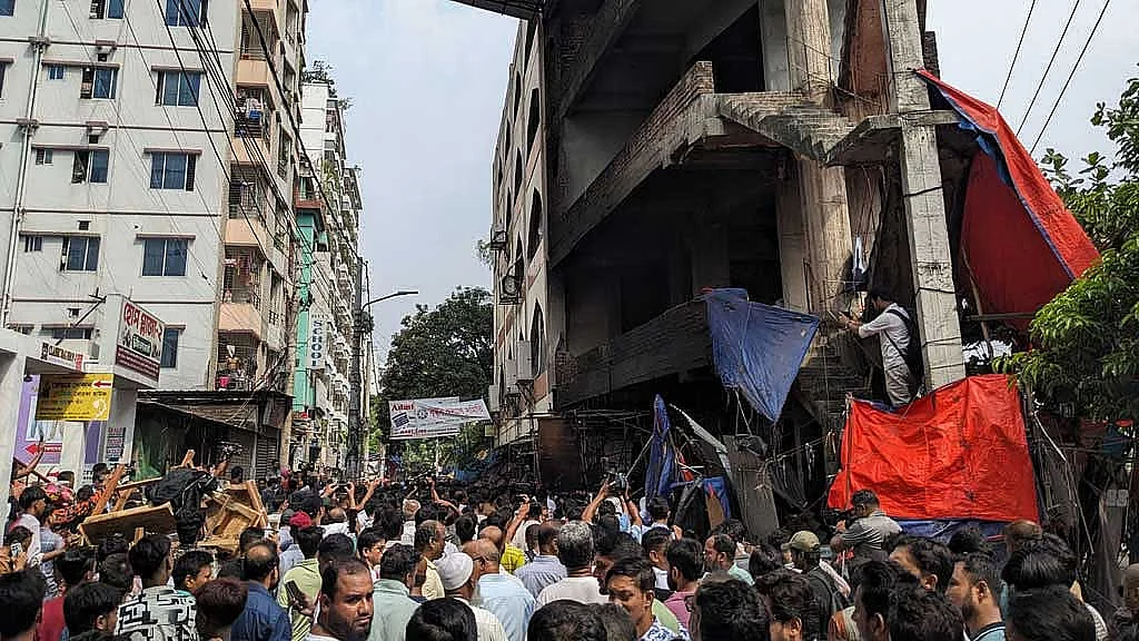মিরপুরে উচ্ছেদ অভিযানকালে সংঘর্ষ, আগুন লাগার ঘটনা