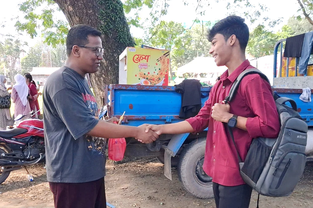 কুমিল্লায় জিপিএ-৫ সংবর্ধনায় চার বছর পর দুই বন্ধুর পুনর্মিলন