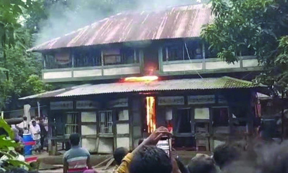 মাদারীপুরে শিশু ধর্ষণচেষ্টা: অভিযুক্তের বাড়িতে ভাঙচুর ও অগ্নিসংযোগ