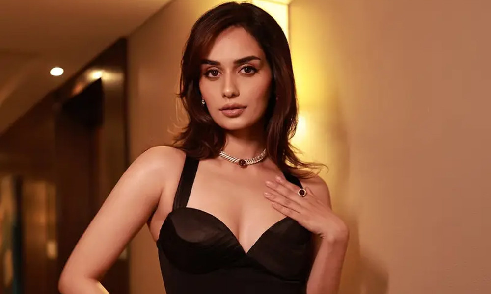 বিমানবন্দরে পেছন থেকে ছবি তোলায় আলোকচিত্রীদের ওপর চটেছেন মানুষী চিল্লার