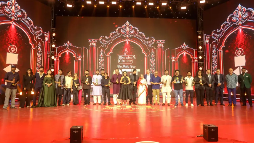 ব্লেন্ডার্স চয়েস-ডেইলি স্টার ওটিটি অ্যাওয়ার্ডস: সেরা কনটেন্ট নির্মাতাদের সম্মাননা প্রদান
