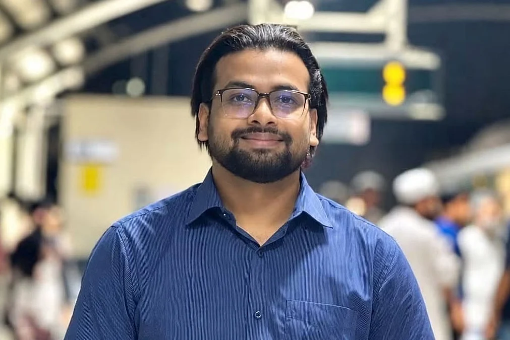 রবীন্দ্রনাথ ঠাকুরের গ্রাফিতি মোছার চেষ্টায় আয়াস আটক