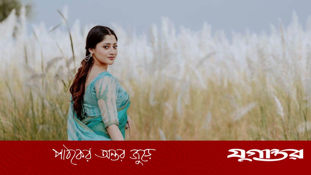 শরতের শোভা কাশবনে উপভোগ করলেন অভিনেত্রী পূজা চেরী