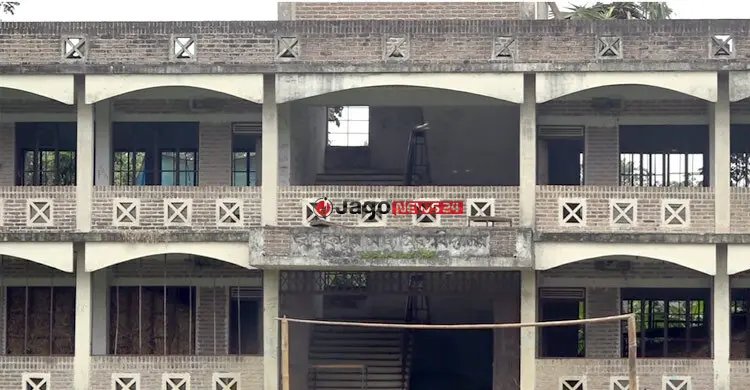 মেহেরপুরের রসিকপুর মাধ্যমিক বিদ্যালয়: ২০ বছরেও চালু হয়নি, ভোগান্তিতে শিক্ষার্থীরা