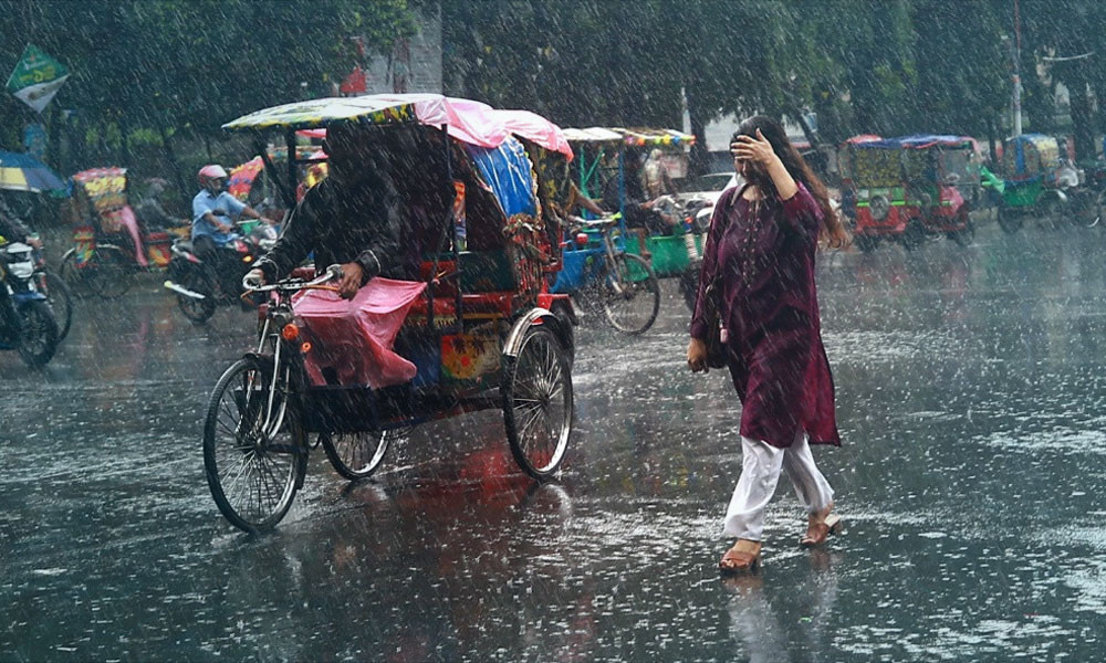 আগামী পাঁচ দিন সারাদেশে বৃষ্টি ও বজ্রসহ বৃষ্টিপাতের সম্ভাবনা, কিছু অঞ্চলে ভারি বর্ষণ হতে পারে