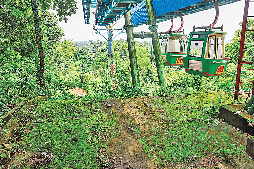 রাঙ্গুনিয়ার এভিয়ারি অ্যান্ড ইকোপার্কের কেব্ল কার এখন ধ্বংসস্তূপ, মেরামতের অর্থ মেলেনি