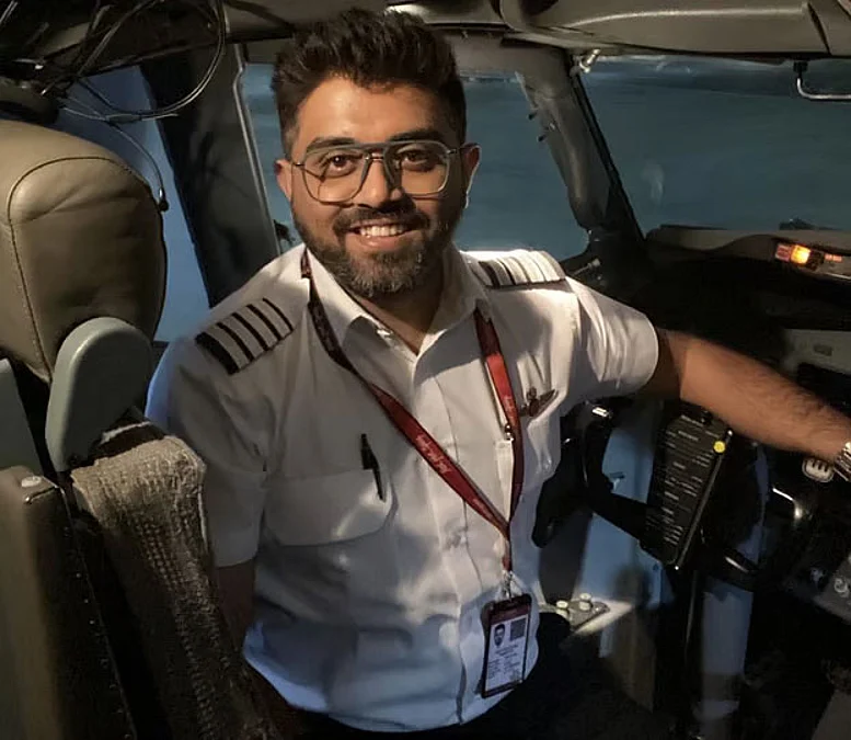 ভারতীয় পাইলট hijacking চেষ্টা প্রতিহত করে ১৭৪ যাত্রীর জীবন বাঁচালেন