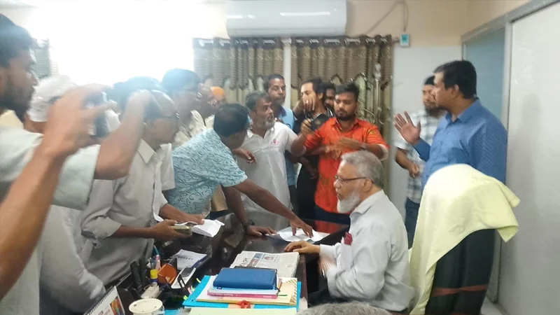 রামেবি উপাচার্য ও একান্ত সচিবকে মারধর, পদত্যাগে বাধ্য করার অভিযোগ