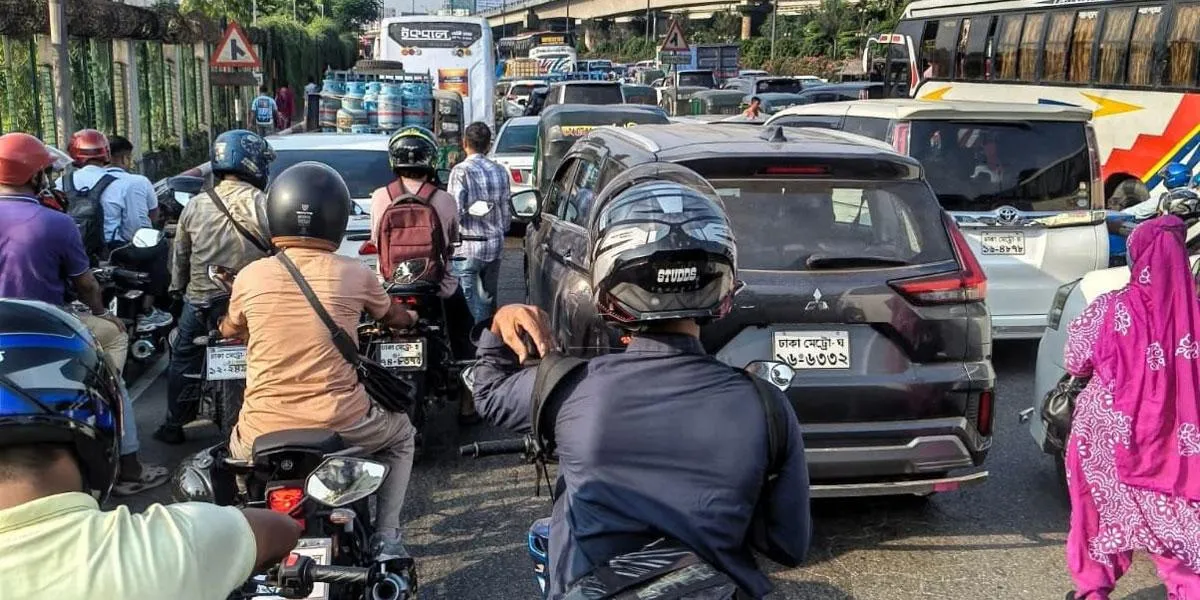 ঘন কুয়াশার কারণে উড়োজাহাজ অবতরণে ধীরগতি, বিমানবন্দর সড়কে তীব্র যানজট