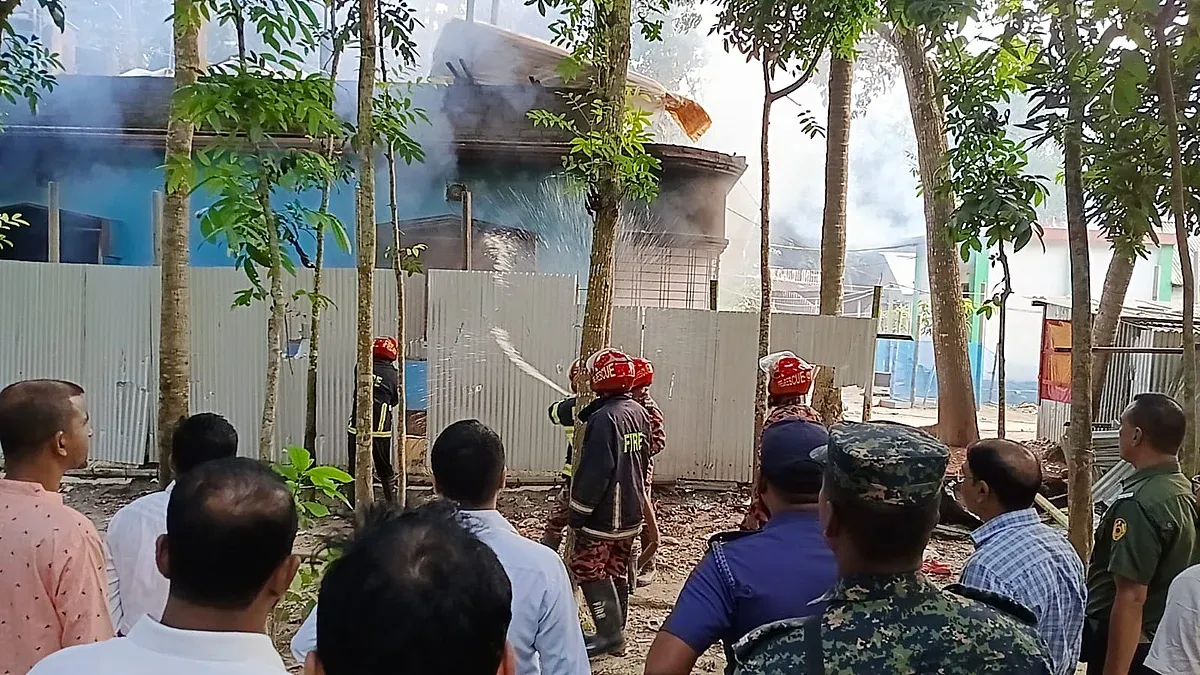 রাজবাড়ীতে কলেজছাত্র হত্যা মামলার আসামিদের বাড়িঘরে ভাঙচুর ও আগুন