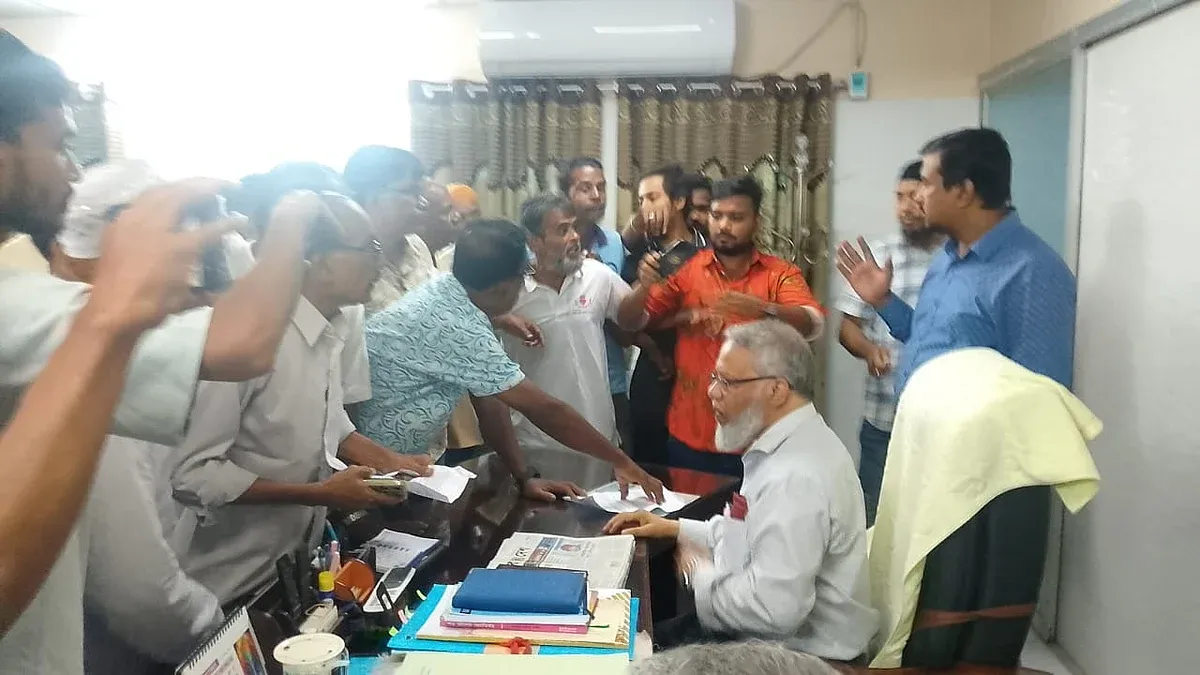 রাজশাহী মেডিকেল বিশ্ববিদ্যালয়ের উপাচার্যকে কার্যালয়ে ঘেরাও করে জোরপূর্বক স্বাক্ষর