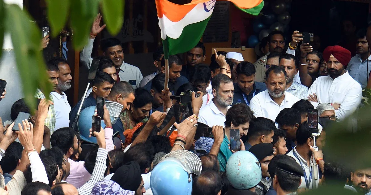 দিল্লিতে ধরনা থেকে রাহুল-প্রিয়াঙ্কা গান্ধী আটক, দুই ঘণ্টা পর মুক্তি