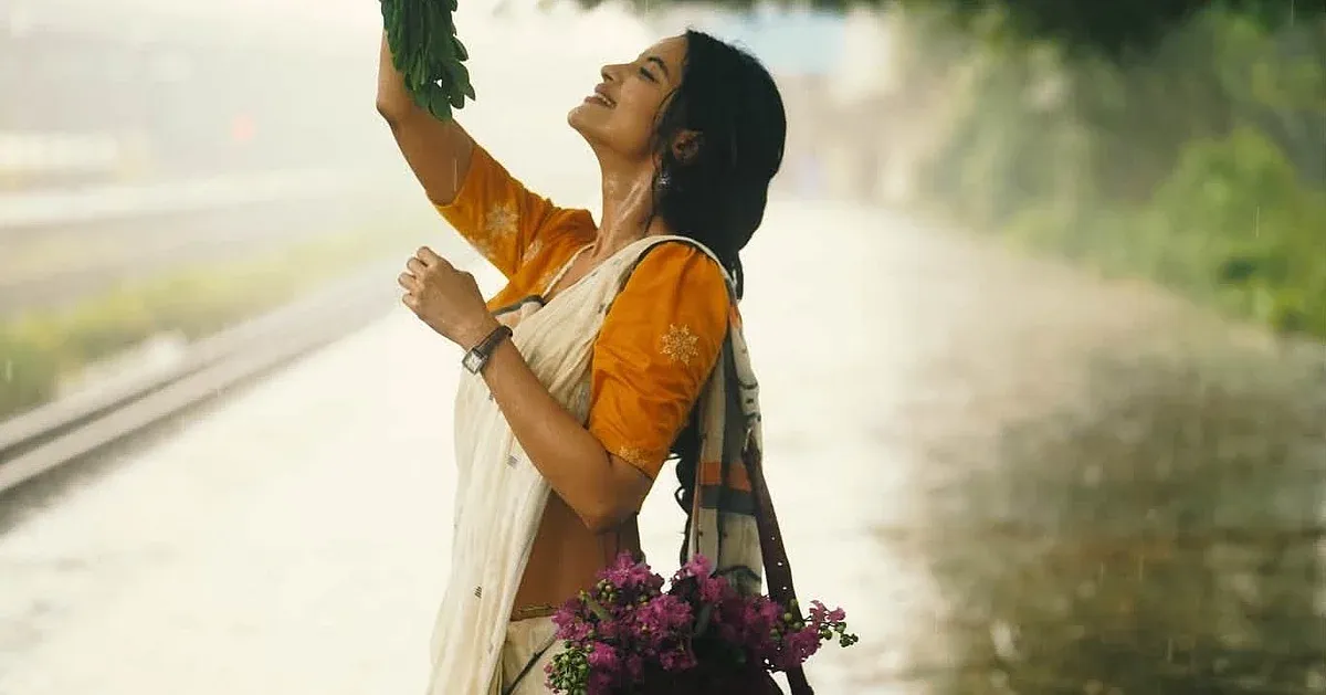 হঠাৎ বৃষ্টিতে সাদা শাড়িতে নাজিফা তুষির রঙিন মুহূর্ত