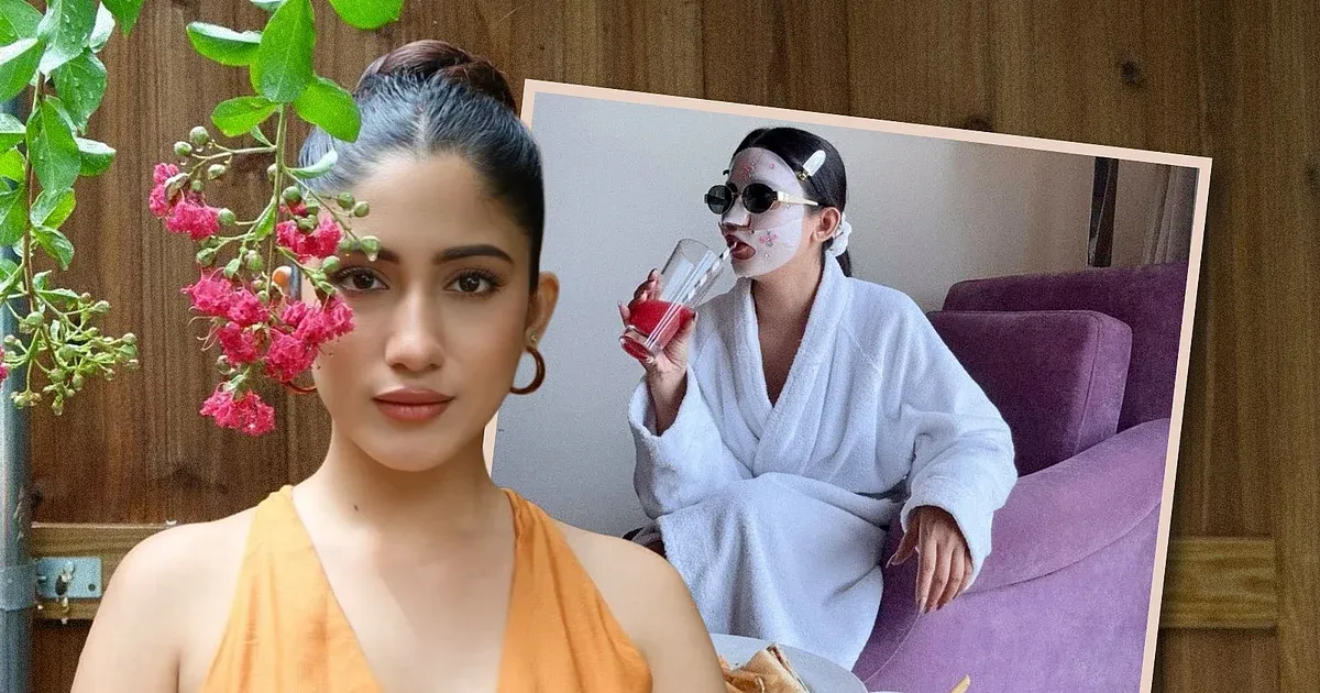 সাফা কবির: সোফায় বসে জুস হাতে আরাম করছেন, ছবি ভাইরাল