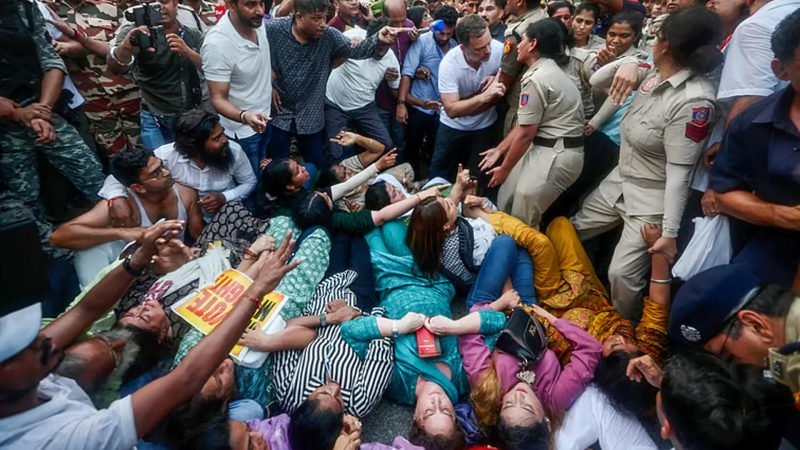 রাহুল ও প্রিয়াঙ্কা গান্ধীর বিরুদ্ধে এফআইআর দায়ের করল দিল্লি পুলিশ