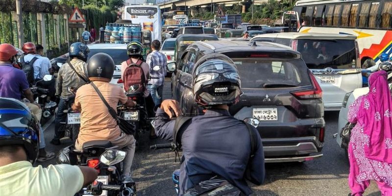 ঘন কুয়াশার কারণে উড়োজাহাজ অবতরণে ধীরগতি, বিমানবন্দর সড়কে তীব্র যানজট