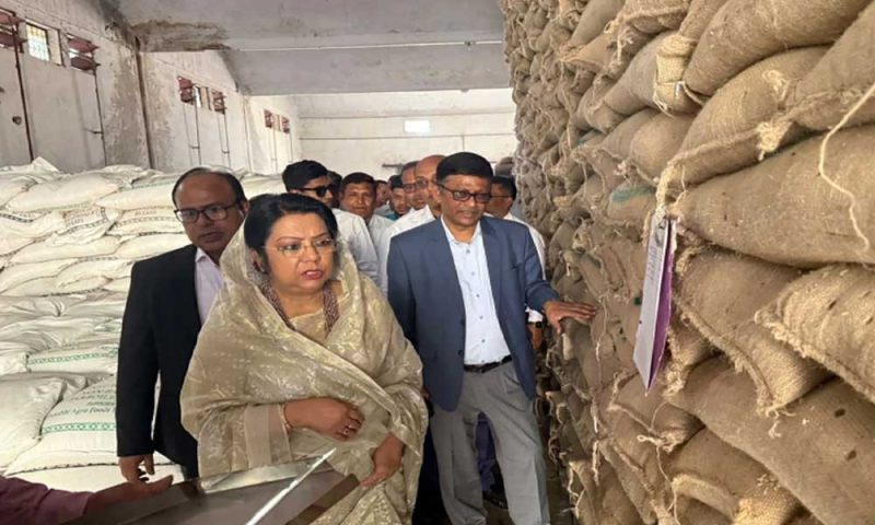 খাদ্যমন্ত্রী গমবাহী জাহাজ পরিদর্শন করে মান যাচাইয়ের নির্দেশ দিয়েছেন