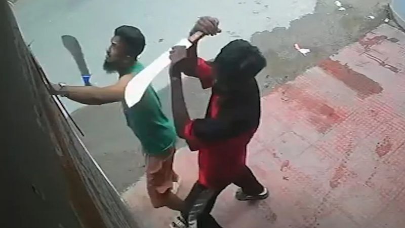 দলবল নিয়ে এসে টাকা দে বলেই রামদা, চাপাতি দিয়ে হামলার অভিযোগ
