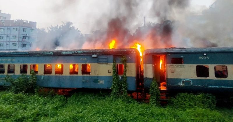 চট্টগ্রামের মাঝিরঘাট বাংলাবাজার এলাকায় পরিত্যক্ত ট্রেনের বগিতে আগুন