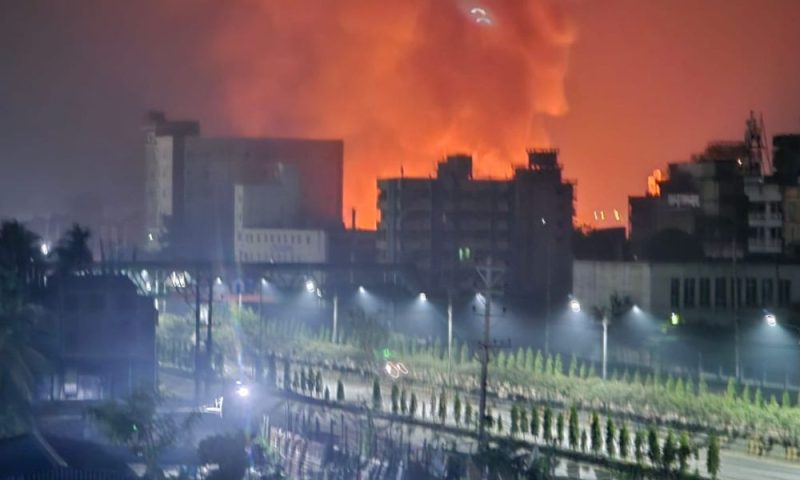 নারায়ণগঞ্জে আগুনে পুড়ল ২৬ ঝুটের গোডাউন, ক্ষয়ক্ষতি ২০ লাখ