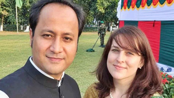 সাবেক শিক্ষামন্ত্রীর স্ত্রী ইমা বার্টনের দেশত্যাগে নিষেধাজ্ঞা