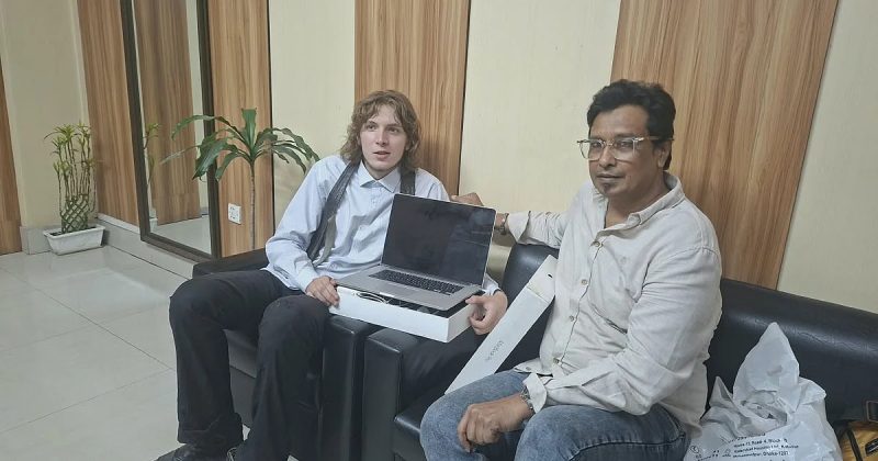 জার্মান পর্যটকের ল্যাপটপ-ক্যামেরা চুরি: পাশে দাঁড়ালেন মুক্তি মাহমুদ, উপহার দিলেন ম্যাকবুক