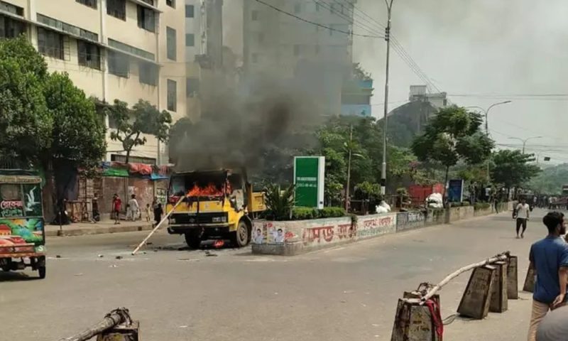 মিরপুর-১০ এ ফুটপাত উচ্ছেদকালে হকারদের হামলা, গাড়ি ভাঙচুর ও অগ্নিসংযোগ