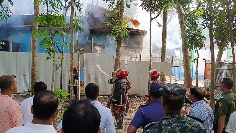 রাজবাড়ীতে কলেজছাত্র হত্যা মামলার আসামিদের বাড়িঘরে ভাঙচুর ও আগুন