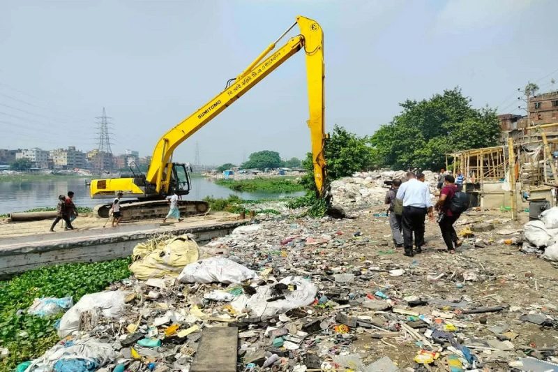 বুড়িগঙ্গার তীরে ইসলামবাগে ১০০ টন বর্জ্য অপসারণ