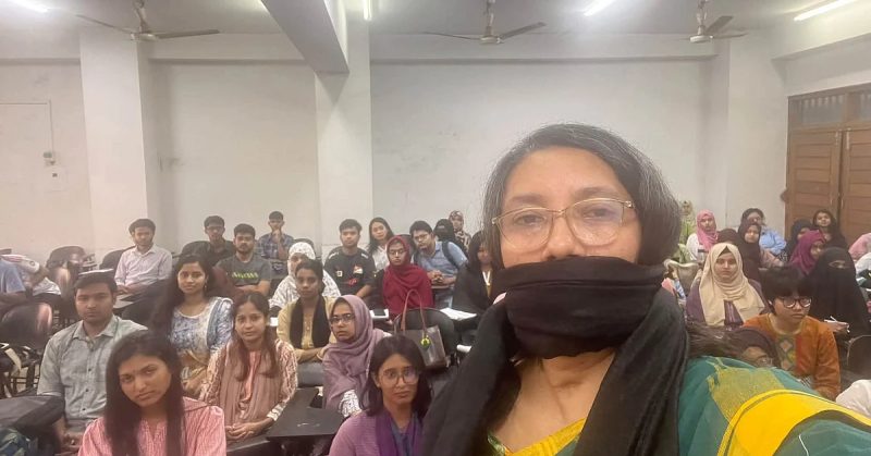 ঢাকা বিশ্ববিদ্যালয়ের অধ্যাপক সামিনা লুৎফা শ্রেণিকক্ষে মুখে কালো কাপড় বেঁধে প্রতিবাদ জানিয়েছেন