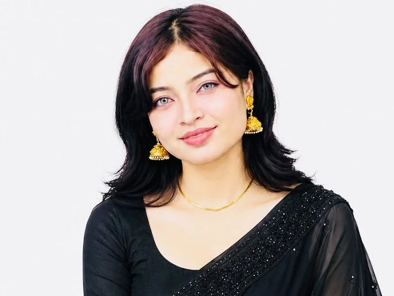 নব্বইয়ের নস্টালজিয়া নিয়ে মৌমিতা বড়ুয়ার 'কাহিনি এখনো বাকি' গানটি সাড়া ফেলেছে