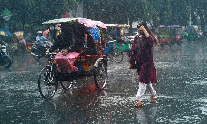 আগামী পাঁচ দিন সারাদেশে বৃষ্টি ও বজ্রসহ বৃষ্টিপাতের সম্ভাবনা, কিছু অঞ্চলে ভারি বর্ষণ হতে পারে